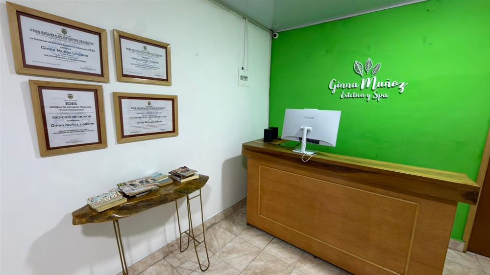 Recepción con pared verde y diplomas